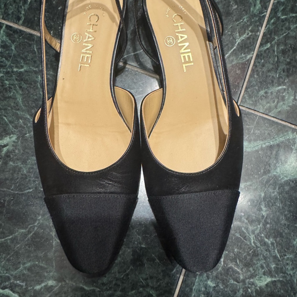 CHANEL Black Flats Elegant Versatile Design